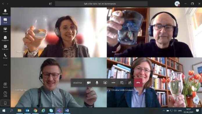 Skjermbilde fra feiring av overstått disputas via videokonferanse. Hammar er nederst til venstre. De andre er: Sonia Fizek (øverst), professor ved Technical University of Cologne, Joost Raessens, professor ved University of Utrecht og Christine Smith-Simonsen, førsteamanuensis i historie, UiT. Skjermbilde fra feiring av overstått disputas via videokonferanse. Hammar er nederst til venstre. De andre er: Sonia Fizek (øverst), professor ved Technical University of Cologne, Joost Raessens, professor ved University of Utrecht og Christine Smith-Simonsen, førsteamanuensis i historie, UiT.