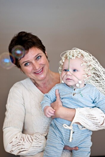 Professor Audrey van der Meer har funnet ut at spedbarn blir flinkere til å bedømme avstand og hastighet til en ball som kommer mot dem på kollisjonskurs, når de begynner å krabbe. (Foto: Lena Knutli, NTNU) Professor Audrey van der Meer har funnet ut at spedbarn blir flinkere til å bedømme avstand og hastighet til en ball som kommer mot dem på kollisjonskurs, når de begynner å krabbe. (Foto: Lena Knutli, NTNU)