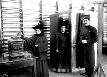 Debatten var forlengst over da kvinners allmenne stemmerett ble vedtatt i 1913. Kvinnen på bildet avlegger sin stemme i 1909, etter at begrenset stemmerett ble innført i 1907. (Foto: Anders Beer Wilse/Norsk Folkemuseum) Debatten var forlengst over da kvinners allmenne stemmerett ble vedtatt i 1913. Kvinnen på bildet avlegger sin stemme i 1909, etter at begrenset stemmerett ble innført i 1907. (Foto: Anders Beer Wilse/Norsk Folkemuseum)