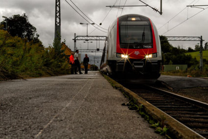 Tiden er ikke like mye verdt for alle – og verdien av tiden er ikke den samme for den som tar et vanlig tog som den er for den som tar et lyntog. (Foto: Christian Niclas Nordmark, NSB) Tiden er ikke like mye verdt for alle – og verdien av tiden er ikke den samme for den som tar et vanlig tog som den er for den som tar et lyntog. (Foto: Christian Niclas Nordmark, NSB)