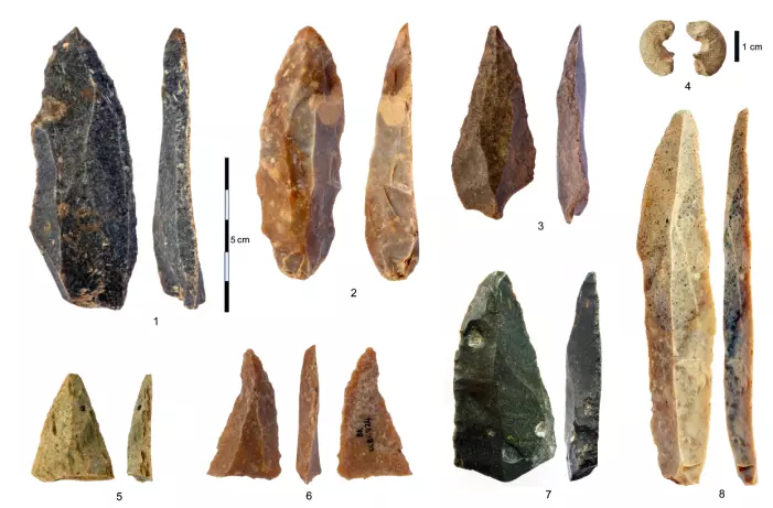Steinverktøy fra hulen i Bulgaria. Nummer fire på diagrammet er en perle laget av sandstein. Arkeologene har avdekket flere pyntegjenstander som ble laget av Homo sapiens i denne hulen.