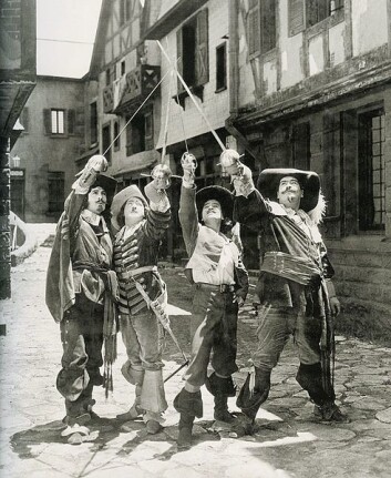 Johannessen ble fascinert av fortellingen om De tre musketerer, skrevet av den franske forfatteren Alexandre Dumas. Bildet er fra stumfilmen om musketerene fra 1921. (Foto: WikimediaCommons) Johannessen ble fascinert av fortellingen om De tre musketerer, skrevet av den franske forfatteren Alexandre Dumas. Bildet er fra stumfilmen om musketerene fra 1921. (Foto: WikimediaCommons)