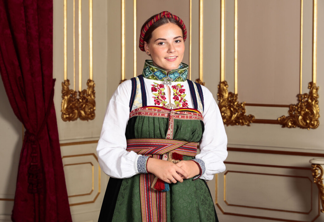 Da prinsesse Ingrid Alexandra ble konfirmert i Slottskapellet i fjor, hadde hun på seg en bunad fra Telemark. For 100 år siden hadde det ikke vært naturlig for en kongelig å ta på seg bunad. Foto: Lise Åserud / NTB scanpix Da prinsesse Ingrid Alexandra ble konfirmert i Slottskapellet i fjor, hadde hun på seg en bunad fra Telemark. For 100 år siden hadde det ikke vært naturlig for en kongelig å ta på seg bunad. Foto: Lise Åserud / NTB scanpix