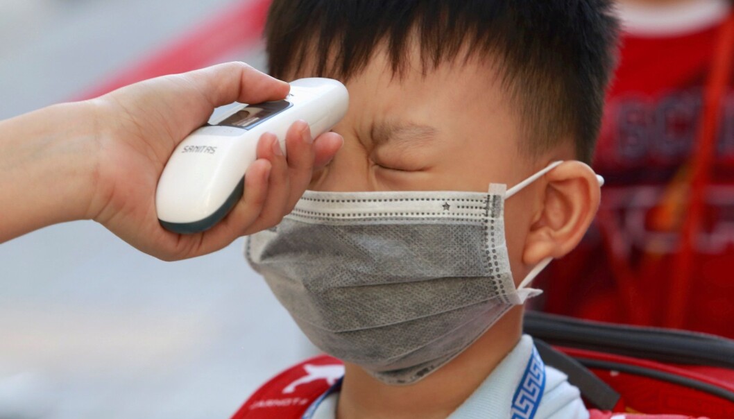 En skoleelev i Ho Chi Minh får en temperatursjekk første skoledag, 11. mai, etter en lang nasjonal nedstengning. En skoleelev i Ho Chi Minh får en temperatursjekk første skoledag, 11. mai, etter en lang nasjonal nedstengning.