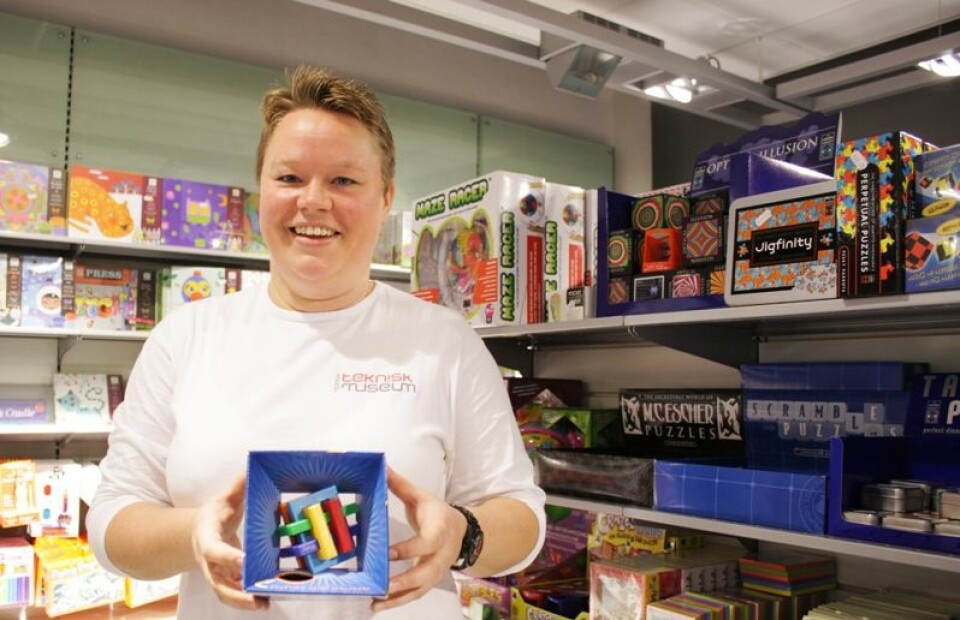 Sabine Schrantz er butikkmedarbeider på Teknisk museum, tankenøtter er hennes favoritt i gavebutikken. (Foto: Ida Korneliussen)