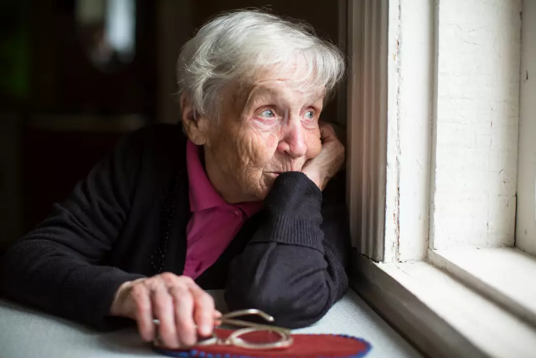 Eldre personar er spesielt sårbare for einsemd som følgje av aldersrelaterte endringar, som at helsa blir dårlegare, at sosiale roller fell bort etter at ein går av med pensjon og tap av partnar og vener.