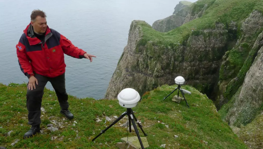 Forskerne bruker blant annet automatiske kameraer for å overvåke sjøfugler. Sjøfuglforsker Hallvard Strøm er her fotografert under jobb på Bjørnøya.