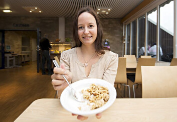 Anastasia Hole har gjort analyser av ulike varianter bygg og havre. (Foto: Jon-Are Berg-Jacobsen) Anastasia Hole har gjort analyser av ulike varianter bygg og havre. (Foto: Jon-Are Berg-Jacobsen)