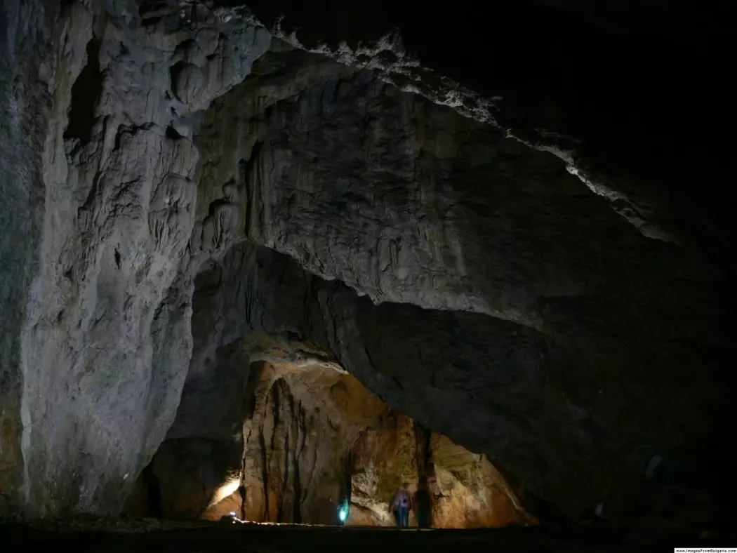 Det har blitt funnet tusenvis av gjenstander og knokler i denne hulen. Steinverktøy, pynteperler som kanskje skulle henge rundt halsen, og over 10 000 knokler fra forskjellige byttedyr.