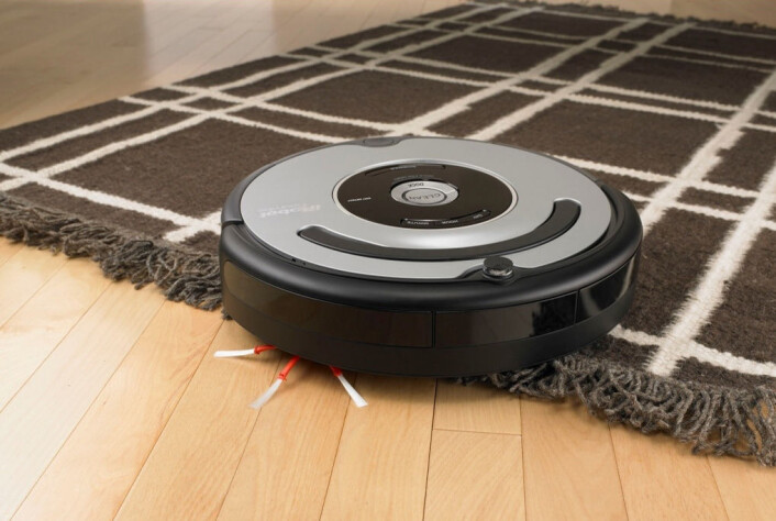 Den runde Roomba-en støvsuger hjemmet helt av seg selv. (Foto: iRobot) Den runde Roomba-en støvsuger hjemmet helt av seg selv. (Foto: iRobot)