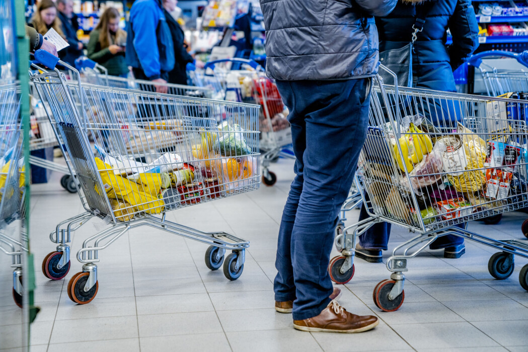 Mange nordmenn dro på storhandel i matbutikken da regjeringen innførte strenge koronatiltak i samfunnet 12. mars. Under virusutbruddet har nordmenns matvaner endret seg. Her fra Rema 1000 på Bekkestua i Bærum. Mange nordmenn dro på storhandel i matbutikken da regjeringen innførte strenge koronatiltak i samfunnet 12. mars. Under virusutbruddet har nordmenns matvaner endret seg. Her fra Rema 1000 på Bekkestua i Bærum.