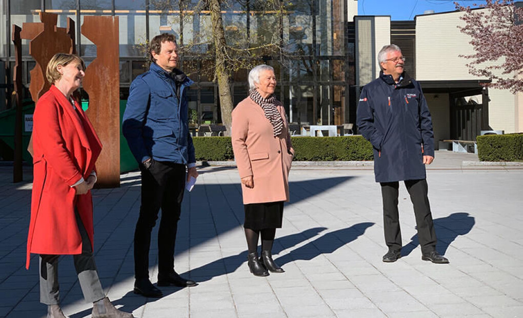 HINN får 125 millioner kroner til forskning og til videre satsing på å bli et universitet. Her er viserektor Anna L. Ottosen, direktør Tore Anstein Dobloug i Sparebankstiftelsen Hedmark, rektor Kathrine Skretting og konsernsjef Richard Heiberg i Sparebank 1 Østlandet. HINN får 125 millioner kroner til forskning og til videre satsing på å bli et universitet. Her er viserektor Anna L. Ottosen, direktør Tore Anstein Dobloug i Sparebankstiftelsen Hedmark, rektor Kathrine Skretting og konsernsjef Richard Heiberg i Sparebank 1 Østlandet.