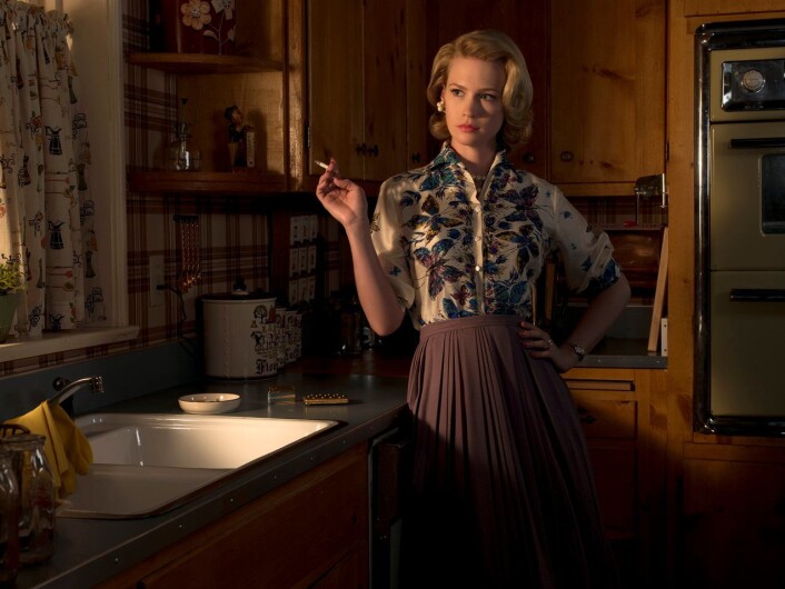 Betty Draper iscenesetter seg selv på kjøkkenet i TV-serien «Mad Men». En perfekt fasade med realistisk 60-tallskoloritt skjuler et ulykkelig liv. – Hun er en husmor fanget på kjøkkenet som ser lengtende ut av vinduet på friheten, sier TV-viter Gry Rustad. (Foto: Album) Betty Draper iscenesetter seg selv på kjøkkenet i TV-serien «Mad Men». En perfekt fasade med realistisk 60-tallskoloritt skjuler et ulykkelig liv. – Hun er en husmor fanget på kjøkkenet som ser lengtende ut av vinduet på friheten, sier TV-viter Gry Rustad. (Foto: Album)