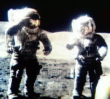 "Månefarerne brukte bleier under sine lange opphold på månen. Ombord i Apollo-romfartøyet hadde de primitive og grisete toalettforhold."