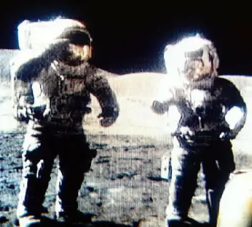 "Månefarerne brukte bleier under sine lange opphold på månen. Ombord i Apollo-romfartøyet hadde de primitive og grisete toalettforhold." "Månefarerne brukte bleier under sine lange opphold på månen. Ombord i Apollo-romfartøyet hadde de primitive og grisete toalettforhold."