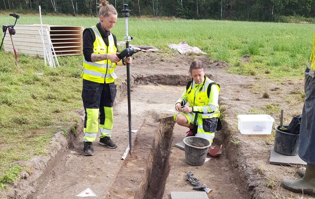 Her arbeider arkeologene med å undersøke dreneringsgrøften og skipsrestene under prøveutgravningen i 2019. Her arbeider arkeologene med å undersøke dreneringsgrøften og skipsrestene under prøveutgravningen i 2019.