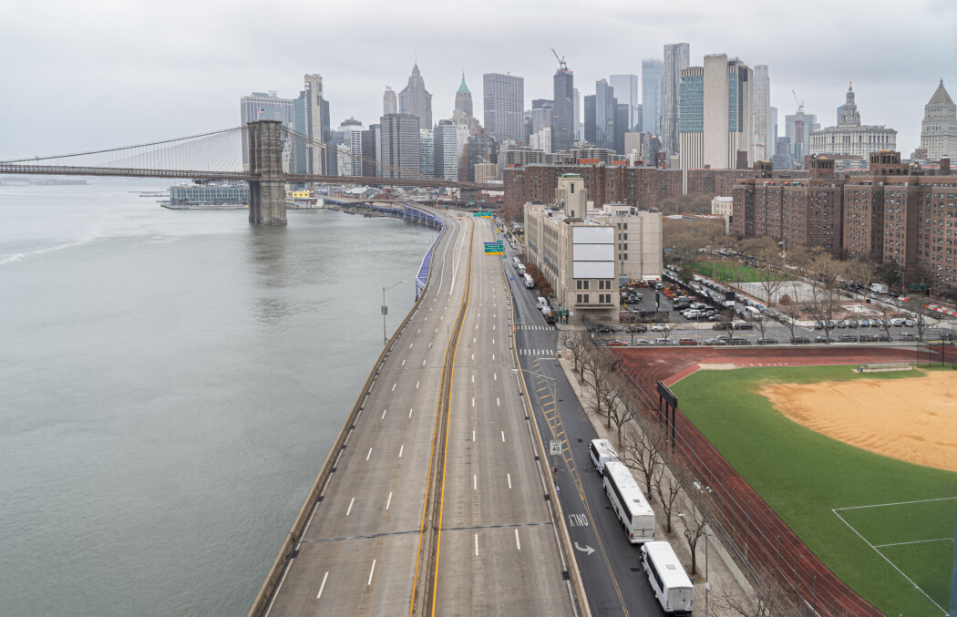 Tomme gater på Manhattan, New York. Halvparten av nedgangen i CO2-utslipp skyldes trolig redusert trafikk på land, skriver forskerne. Tomme gater på Manhattan, New York. Halvparten av nedgangen i CO2-utslipp skyldes trolig redusert trafikk på land, skriver forskerne.