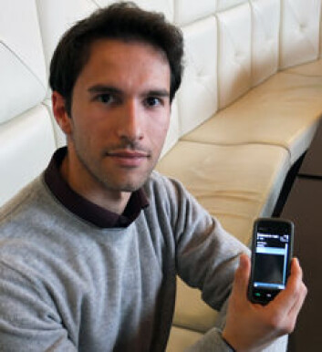 Sikkerhetsforsker Federico Mancini med openXdata-skjema på mobiltelefonen. (Foto: Norunn K. Torheim) Sikkerhetsforsker Federico Mancini med openXdata-skjema på mobiltelefonen. (Foto: Norunn K. Torheim)
