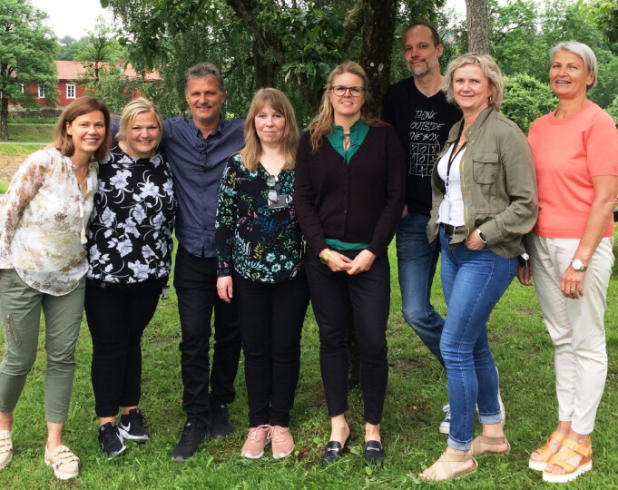 Fagpersoner fra flere felt har utviklet kunnskap som skal gi sykepleierstudenter noe mer enn tradisjonell undervisning og praksis. Fra venstre: Katrine H. Wilhelmsen (USN), Linn Marie Straith (Blakstad), Arne Lillelien (Blakstad), Miriam Mosleh (Blakstad), Inger Hilde Vik (Blakstad), Jan Hammer (Blakstad), Trude Bjørnstad (tidligere Blakstad) og Marthe Lyngås Eklund (USN). Fagpersoner fra flere felt har utviklet kunnskap som skal gi sykepleierstudenter noe mer enn tradisjonell undervisning og praksis. Fra venstre: Katrine H. Wilhelmsen (USN), Linn Marie Straith (Blakstad), Arne Lillelien (Blakstad), Miriam Mosleh (Blakstad), Inger Hilde Vik (Blakstad), Jan Hammer (Blakstad), Trude Bjørnstad (tidligere Blakstad) og Marthe Lyngås Eklund (USN).