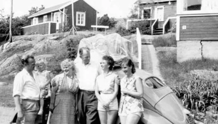 Det var ikke uvanlig at kone og barn ferierte i flere uker på Sørlandet, mens far kom på besøk i helgene. Her fra pensjonatet Brekkesjø i Brekkestø.