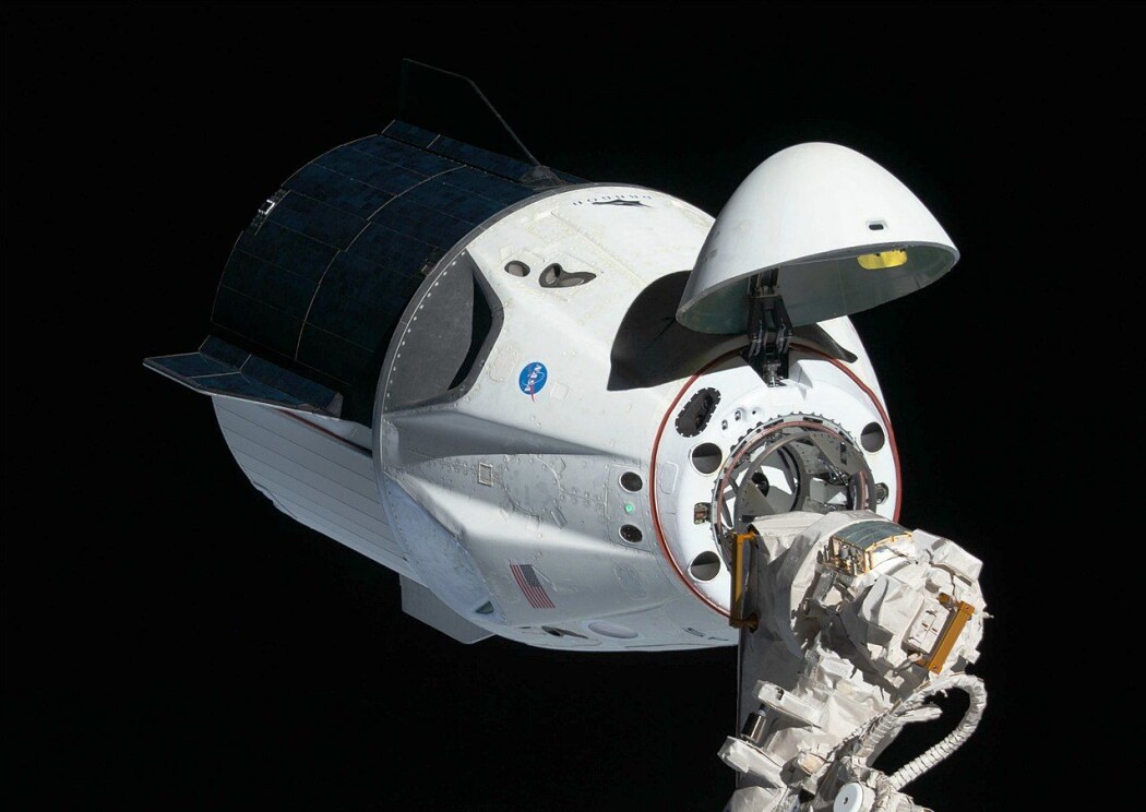 Crew Dragon-romskipet ankommer Den internasjonale romstasjonen i 2019, under den første test-flygningen. Denne var ubemmanet Crew Dragon-romskipet ankommer Den internasjonale romstasjonen i 2019, under den første test-flygningen. Denne var ubemmanet