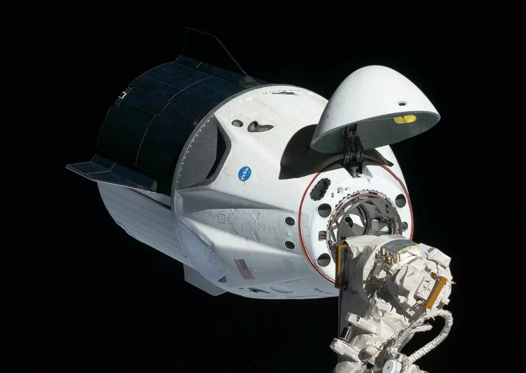 Crew Dragon-romskipet ankommer Den internasjonale romstasjonen i 2019, under den første test-flygningen. Denne var ubemmanet