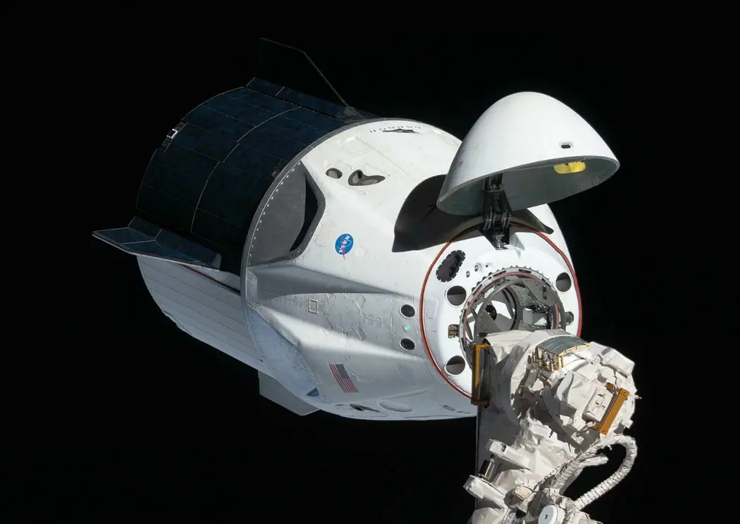 Crew Dragon-romskipet ankommer Den internasjonale romstasjonen i 2019, under den første test-flygningen. Denne var ubemmanet Crew Dragon-romskipet ankommer Den internasjonale romstasjonen i 2019, under den første test-flygningen. Denne var ubemmanet