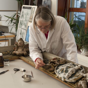 Anne Ytterdal er avdelingsleiar på konserveringsavdelinga ved Arkeologisk museum, UiS. Ho syns arbeidet med kunstverk frå Mariakyrkja i Bergen er ein spennande oppgåve. (Foto: Terje Tveit) Anne Ytterdal er avdelingsleiar på konserveringsavdelinga ved Arkeologisk museum, UiS. Ho syns arbeidet med kunstverk frå Mariakyrkja i Bergen er ein spennande oppgåve. (Foto: Terje Tveit)