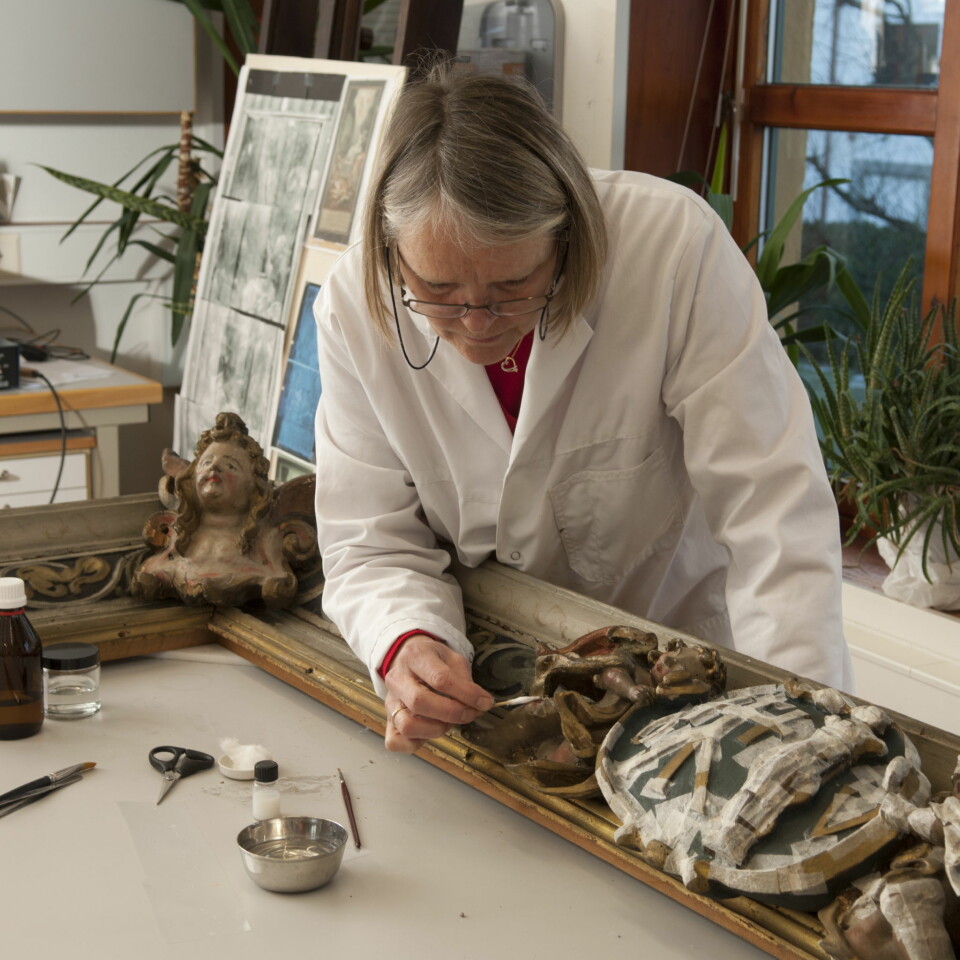 Anne Ytterdal er avdelingsleiar på konserveringsavdelinga ved Arkeologisk museum, UiS. Ho syns arbeidet med kunstverk frå Mariakyrkja i Bergen er ein spennande oppgåve. (Foto: Terje Tveit)