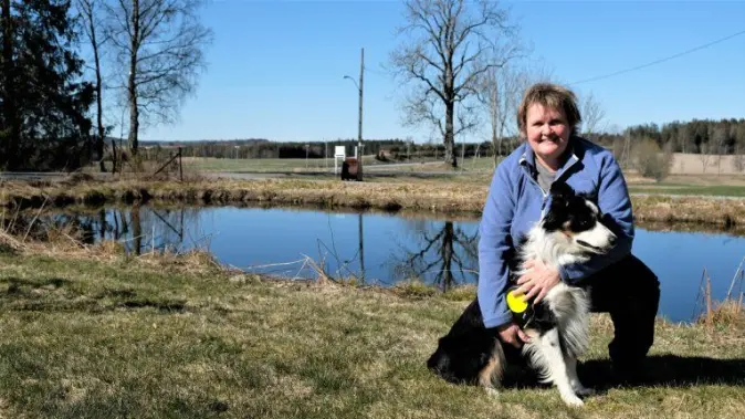 Gardbrukar Hanne K. Støkken og hunden Angus. Når dei to tar kveldsturen, møter dei på denne årstida ofte salamander på veg til dammen for å pare seg og legge egg. Gardbrukar Hanne K. Støkken og hunden Angus. Når dei to tar kveldsturen, møter dei på denne årstida ofte salamander på veg til dammen for å pare seg og legge egg.