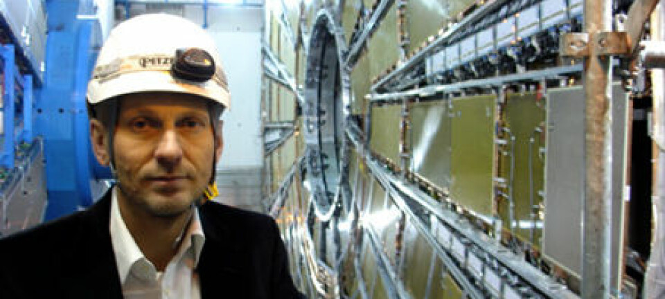 "Professor i eksperimentell partikkelfysikk Steinar Stapnes (46) er nestleder for ATLAS-prosjektet, der flere enn tusen forskere er involvert. (Foto: Espen Eggen)"