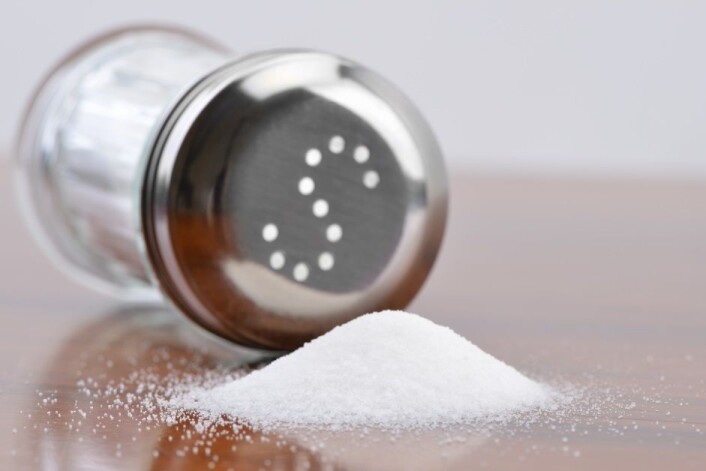 Myndighetene prøver å få oss til å spise mindre salt. Men er det virkelig så farlig? (Foto: Uwimages, NTB scanpix) Myndighetene prøver å få oss til å spise mindre salt. Men er det virkelig så farlig? (Foto: Uwimages, NTB scanpix)