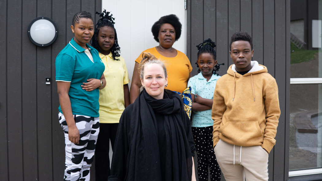 Professor Guri Bordal Steien sammen med Rebecca fra Kongo og hennes fire barn. Hun skal følge flyktningfamilien på Lillehammer i mange år, for å forstå mer av hvordan språkutviklingen deres henger sammen med livene deres ellers. Professor Guri Bordal Steien sammen med Rebecca fra Kongo og hennes fire barn. Hun skal følge flyktningfamilien på Lillehammer i mange år, for å forstå mer av hvordan språkutviklingen deres henger sammen med livene deres ellers.