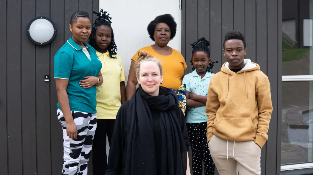 Professor Guri Bordal Steien sammen med Rebecca fra Kongo og hennes fire barn. Hun skal følge flyktningfamilien på Lillehammer i mange år, for å forstå mer av hvordan språkutviklingen deres henger sammen med livene deres ellers. Professor Guri Bordal Steien sammen med Rebecca fra Kongo og hennes fire barn. Hun skal følge flyktningfamilien på Lillehammer i mange år, for å forstå mer av hvordan språkutviklingen deres henger sammen med livene deres ellers.