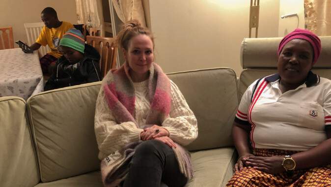 Få uker etter at de flyttet inn i ny leilighet, i nytt land, kommer forskeren på besøk. Ute ligger snøen, og alt er nytt for den kongolesiske familien Få uker etter at de flyttet inn i ny leilighet, i nytt land, kommer forskeren på besøk. Ute ligger snøen, og alt er nytt for den kongolesiske familien