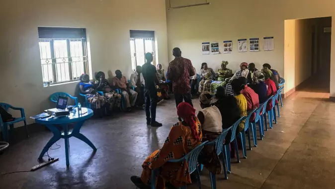 Flyktningfamiliene fra Kongo oppholdt seg i en FN-leir i Uganda før de kom til Norge som kvoteflyktninger. Her lærer de om kulturen i landet de snart skal reise til, sommeren 2019.