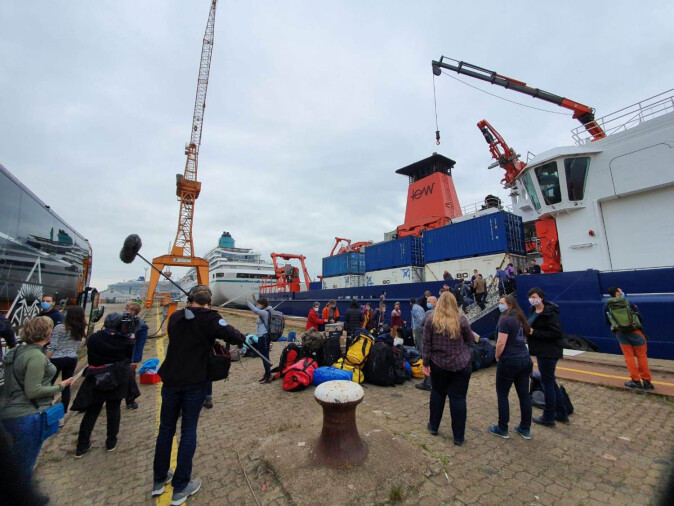 HEKTISK Det var travle timer før MOSAiC deltakerne endelige kunne gå ombord på forskningsskipet Maria S. Merian som tar forskerne til Svalbard og Polarstern. Merk at alle deltakerne måtte ha munnbind før de steg ombord i skipet. HEKTISK Det var travle timer før MOSAiC deltakerne endelige kunne gå ombord på forskningsskipet Maria S. Merian som tar forskerne til Svalbard og Polarstern. Merk at alle deltakerne måtte ha munnbind før de steg ombord i skipet.