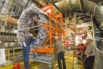 "Den innerste detektoren i ATLAS monteres. Til denne brukes det argon- gass. (Foto: CERN)" "Den innerste detektoren i ATLAS monteres. Til denne brukes det argon- gass. (Foto: CERN)"