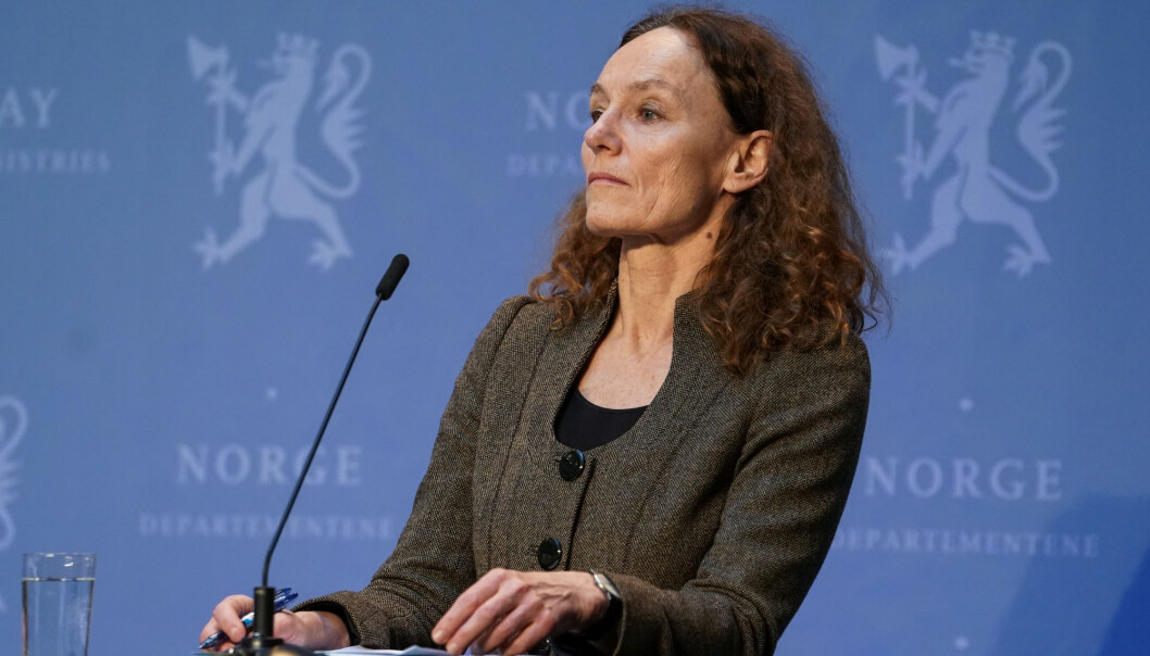 Direktøren ved Folkehelseinstituttet, Camilla Stoltenberg, er ikke fornøyd med dagens kapasitet på analyse av koronatester, men jobber med å få opp tempoet. Direktøren ved Folkehelseinstituttet, Camilla Stoltenberg, er ikke fornøyd med dagens kapasitet på analyse av koronatester, men jobber med å få opp tempoet.