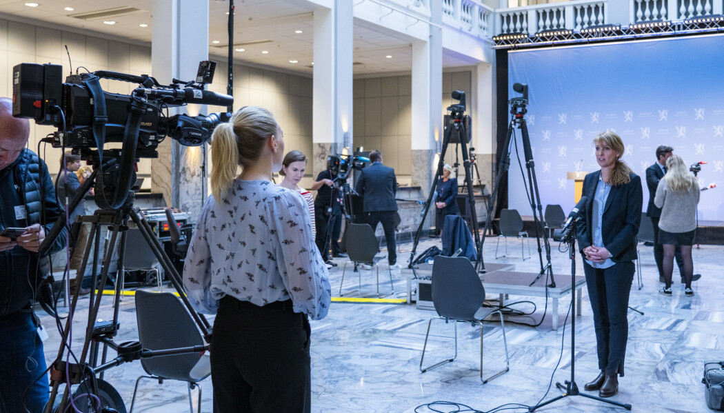 Avdelingsdirektør ved Folkehelseinstituttet Line Vold blir intervjuet om koronasituasjonen etter en pressekonferanse. De som sitter og regner på hvordan sykdommen sprer seg i befolkningen er en gjeng med elleve forskere i modelleringsgruppa til Folkehelseinstituttet. Avdelingsdirektør ved Folkehelseinstituttet Line Vold blir intervjuet om koronasituasjonen etter en pressekonferanse. De som sitter og regner på hvordan sykdommen sprer seg i befolkningen er en gjeng med elleve forskere i modelleringsgruppa til Folkehelseinstituttet.