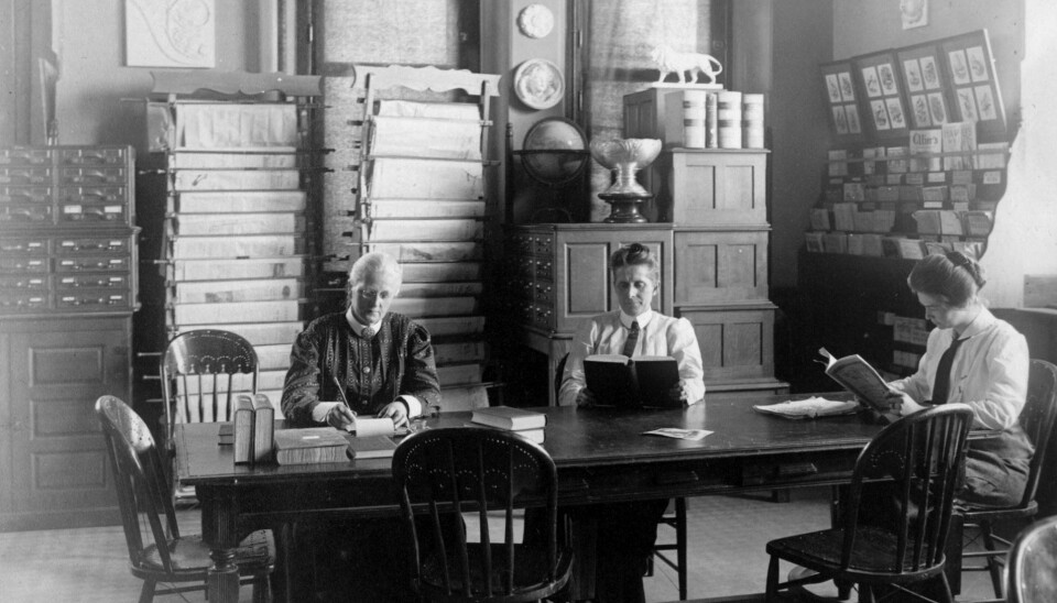 Professor i historie Agnes Mathilde Wergeland (1857–1914) (til venstre) med sin venninne/samboer Grace Raymond Hebard (i midten) og ei ukjent kvinne. Tatt i biblioteket på University of Wyoming i Larabie.