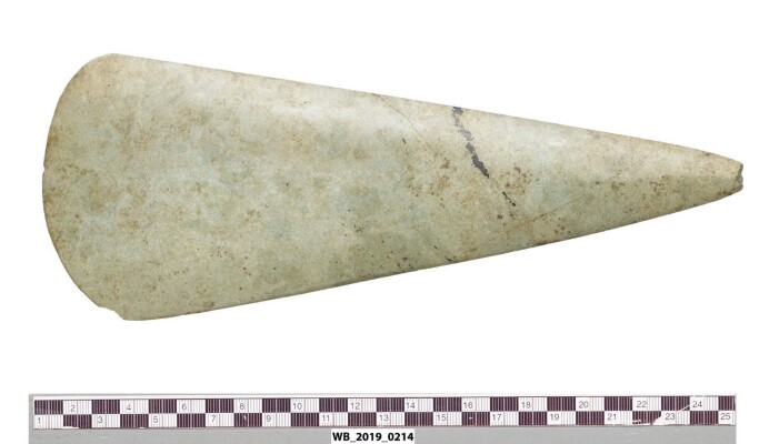 Øksen laget av alpin jade, som kanskje stammer fra denne gravhaugen. Øksen ble funnet en gang rundt 1880. Øksen laget av alpin jade, som kanskje stammer fra denne gravhaugen. Øksen ble funnet en gang rundt 1880.