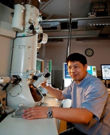 Forsker Yanjun Li studerer mikrostrukturen i aluminiumlegeringer i elektronmikroskop. (Foto: Thor Nielsen, Sintef) Forsker Yanjun Li studerer mikrostrukturen i aluminiumlegeringer i elektronmikroskop. (Foto: Thor Nielsen, Sintef)