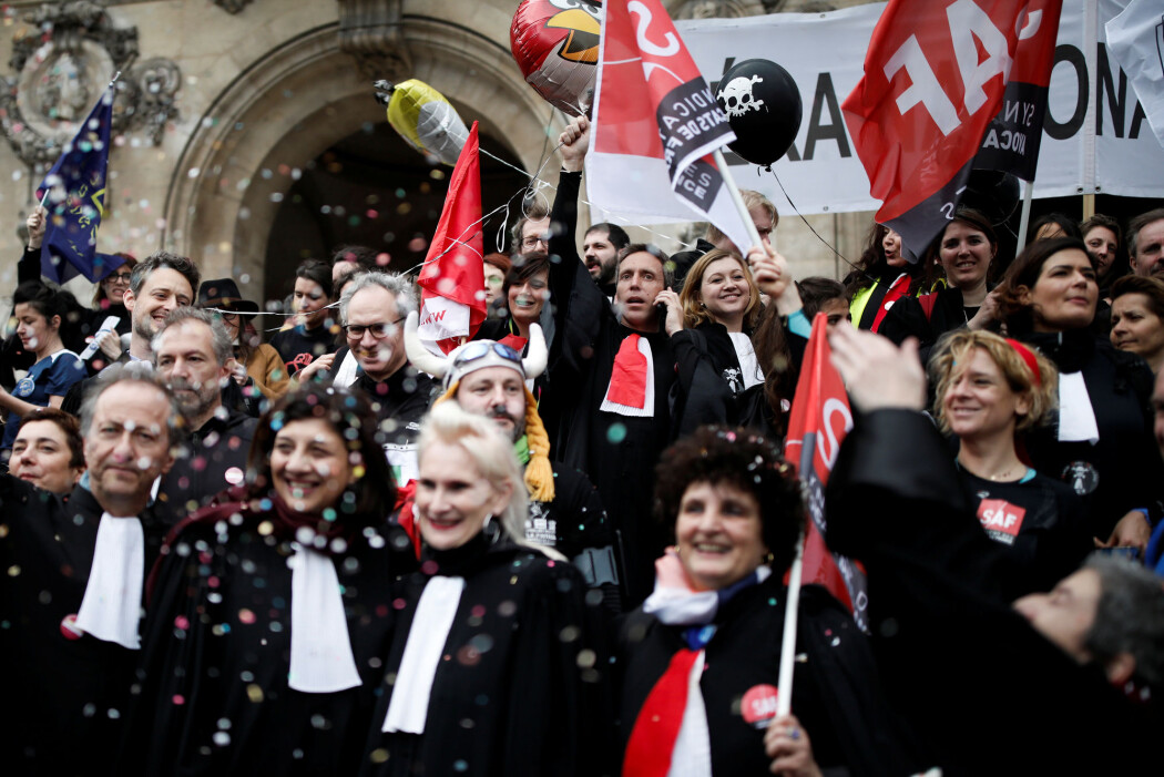 Franske advokater gikk i mars ut i streik i protest mot en ny pensjonslov. Franske advokater gikk i mars ut i streik i protest mot en ny pensjonslov.