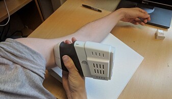 Den håndholdte ultralydskanneren brukes til å avbilde armhulen. Den håndholdte ultralydskanneren brukes til å avbilde armhulen.
