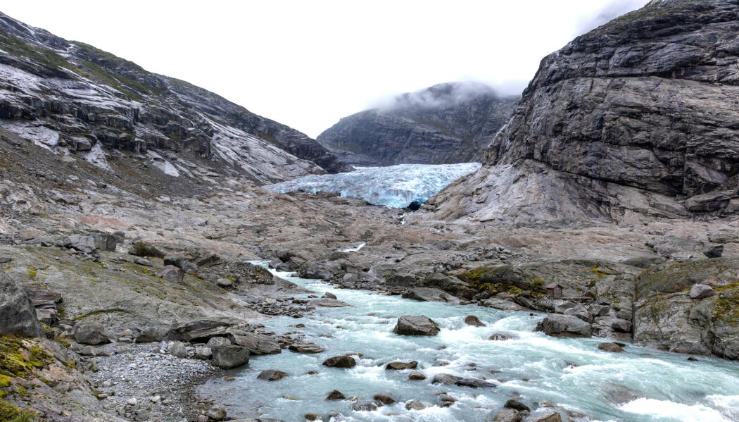 Det er slik det begynner: Is og vann sliper steinen i stykker og danner løsmasser, som grus, sand og leire. Bildet er fra Nigardsbreen i Luster i Vestland. Det er slik det begynner: Is og vann sliper steinen i stykker og danner løsmasser, som grus, sand og leire. Bildet er fra Nigardsbreen i Luster i Vestland.