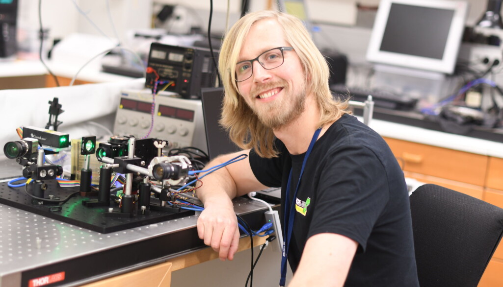 Forsker Jostein Thorstensen bruker et såkalt interferometer til å måle bølgelengder og korte avstander. Forsker Jostein Thorstensen bruker et såkalt interferometer til å måle bølgelengder og korte avstander.