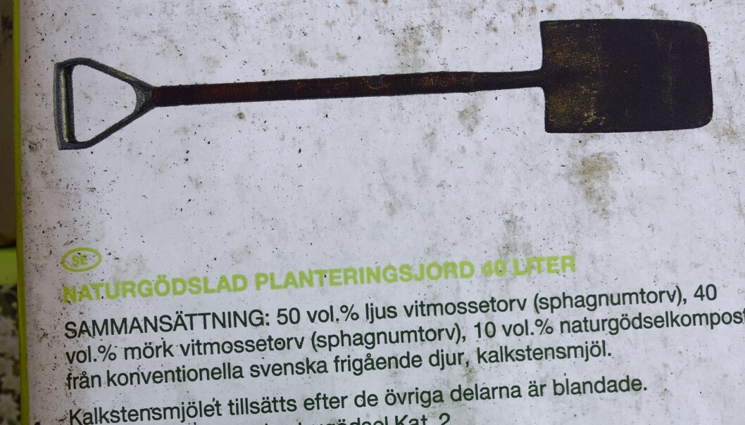 Sphagnum er det latinske navnet for planteslekta torvmoser. 90 prosent av innholdet i denne sekken med plantejord, er altså torv. Resten består av husdyrkompost og kalk. Sphagnum er det latinske navnet for planteslekta torvmoser. 90 prosent av innholdet i denne sekken med plantejord, er altså torv. Resten består av husdyrkompost og kalk.