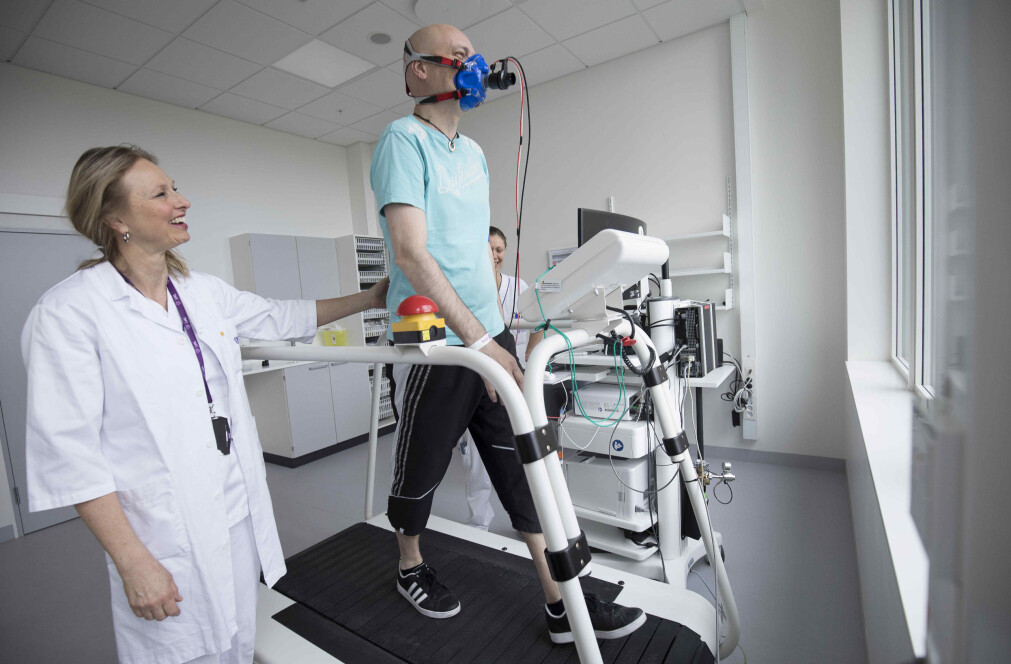 Tom Rosenvinge (50) ble smittet med covid-19 i Østerrike og lå ni dager i respirator. Nå er han med i et forskningsprosjekt som ser på senvirkningene etter sykdommen. Tom Rosenvinge (50) ble smittet med covid-19 i Østerrike og lå ni dager i respirator. Nå er han med i et forskningsprosjekt som ser på senvirkningene etter sykdommen.