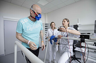 Tom Rosenvinge sammen med bioingeniør Vilde Bertelsen. Tre måneder og 12 måneder etter utskrivelse fra sykehus skal pasientene som har vært covid-19-smittet, gjennomgå grundige undersøkelser. Tom Rosenvinge sammen med bioingeniør Vilde Bertelsen. Tre måneder og 12 måneder etter utskrivelse fra sykehus skal pasientene som har vært covid-19-smittet, gjennomgå grundige undersøkelser.